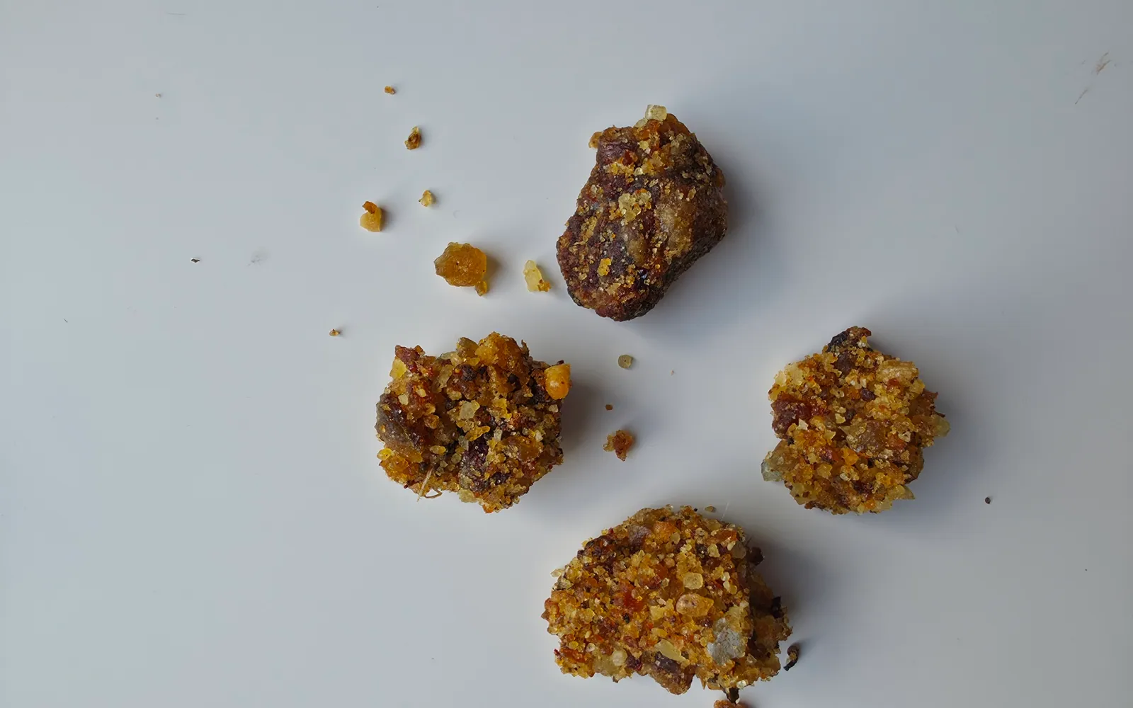 Boswellia-carterii-Harz (Beeyo): körnige, orange-braune Harzstücke auf neutralem Grund